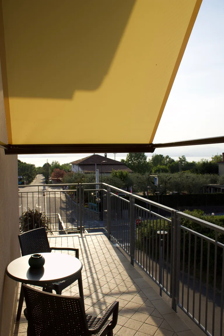 Balcone privato di una camera dell'Albergo Aquila con vista esterna