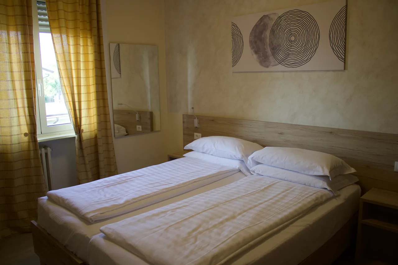Camera doppia dell'Albergo Aquila con letti uniti