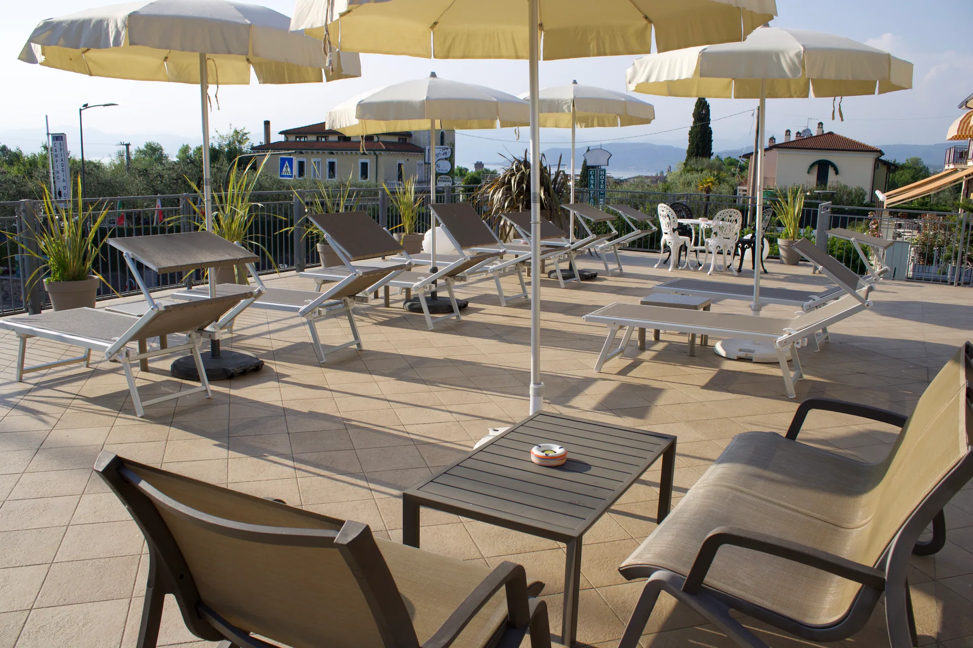 Solarium dell'Albergo Aquila con vista sul Lago di Garda