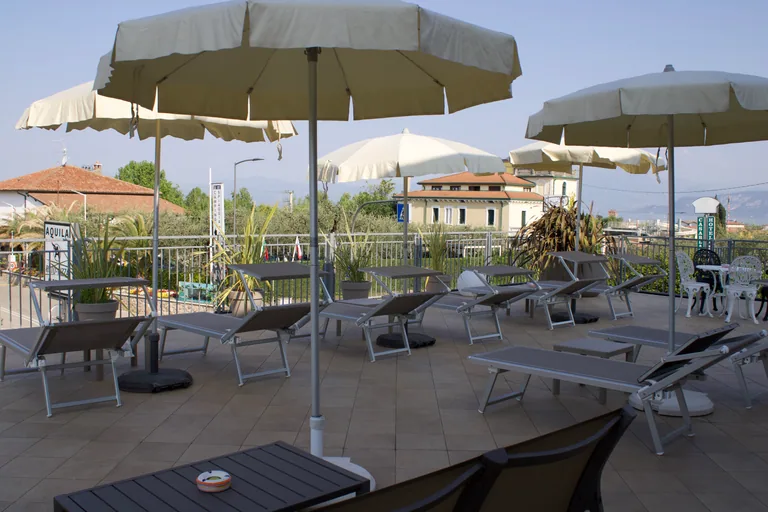 Lettini sul solarium dell'Albergo Aquila